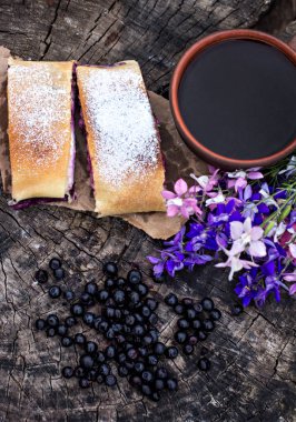 Yaban mersini ile meyveli turta. Pasta, meyveli turta çilek ile.