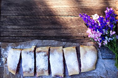 Yaban mersini ile meyveli turta. Pasta, meyveli turta çilek ile.