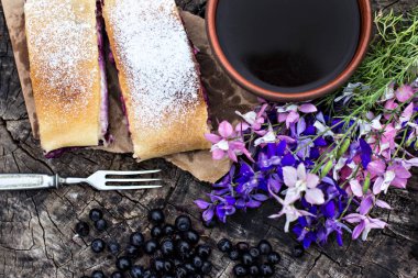 Yaban mersini ile meyveli turta. Pasta, meyveli turta çilek ile.
