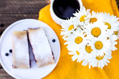 Yaban mersini ile meyveli turta. Pasta, meyveli turta çilek ile.