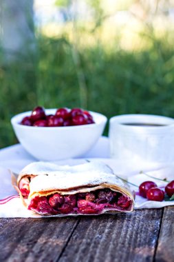 Bir kiraz ile meyveli turta. Vişneli tart.