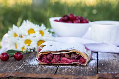 Bir kiraz ile meyveli turta. Vişneli tart.