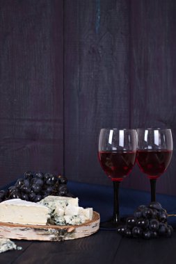 Kırmızı şarap ve aperatifler. Şarap, üzüm, peynir, fındık, zeytin. Romantik akşam, Natürmort.