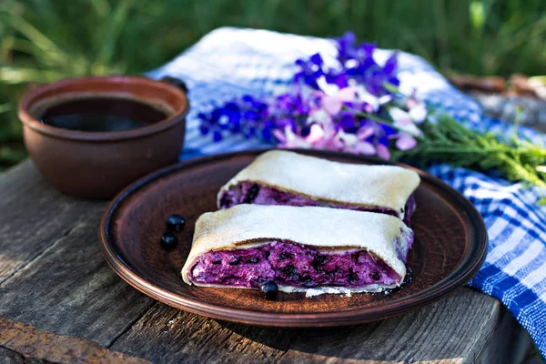 Yaban mersini ile meyveli turta. Pasta, meyveli turta çilek ile.