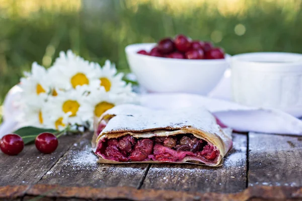 Bir kiraz ile meyveli turta. Vişneli tart.