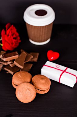 Siyah bir arka plan üzerinde klasik Fransızca macaroons