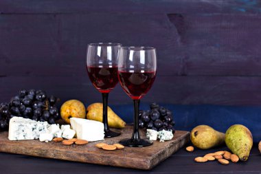 Kırmızı şarap ve aperatifler. Şarap, üzüm, peynir, fındık, zeytin. Romantik akşam, Natürmort.