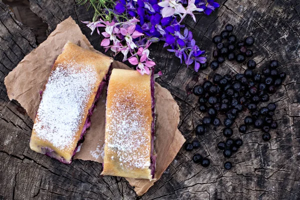 Yaban mersini ile meyveli turta. Pasta, meyveli turta çilek ile.