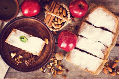 Elma ve fındık ile Strudel.