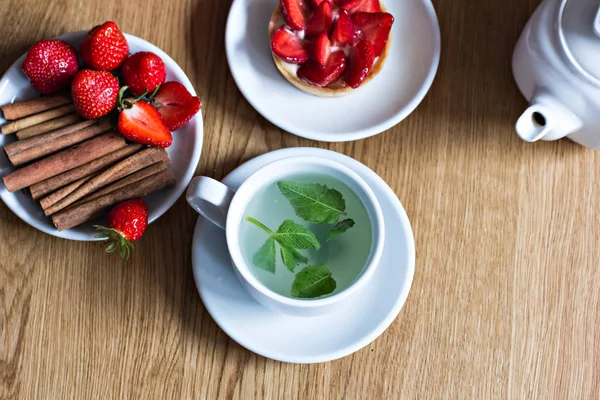Herbata z mięty i miód na stole w kawiarni. — Zdjęcie stockowe