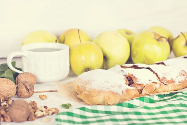 Strudel mit Äpfeln und Nüssen. — Stockfoto