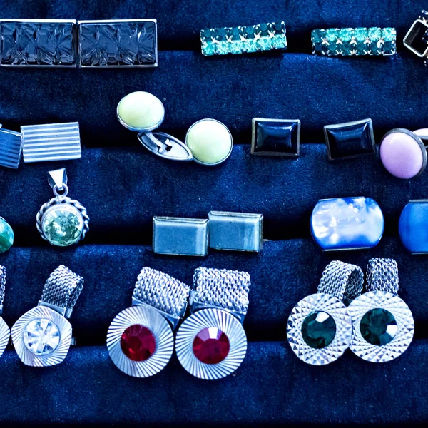 Uma coleção de abotoaduras vintage, ornamentos . — Fotografia de Stock