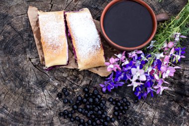 Yaban mersini ile meyveli turta. Pasta, meyveli turta çilek ile.