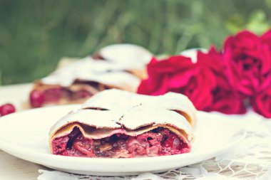 Bir kiraz ile meyveli turta. Vişneli tart.