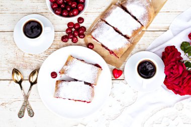 Bir kiraz ile meyveli turta. Vişneli tart.