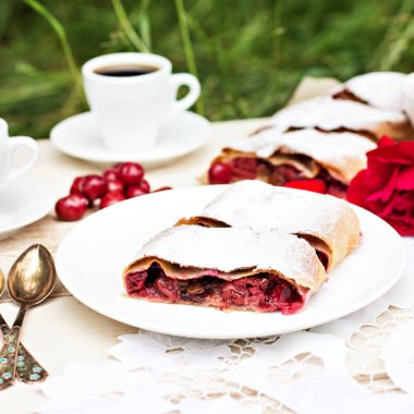 Bir kiraz ile meyveli turta. Vişneli tart.