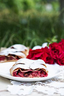 Bir kiraz ile meyveli turta. Vişneli tart.