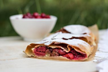 Bir kiraz ile meyveli turta. Vişneli tart.