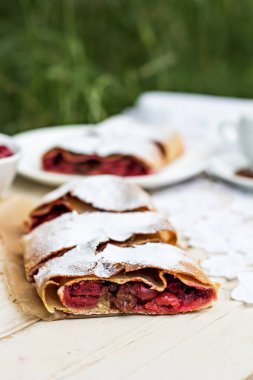 Bir kiraz ile meyveli turta. Vişneli tart.