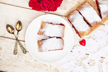 Bir kiraz ile meyveli turta. Vişneli tart.