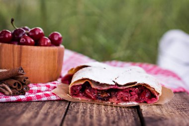 Bir kiraz ile meyveli turta. Vişneli tart.