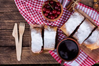 Bir kiraz ile meyveli turta. Vişneli tart.