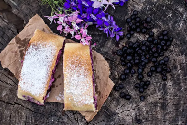Yaban mersini ile meyveli turta. Pasta, meyveli turta çilek ile.