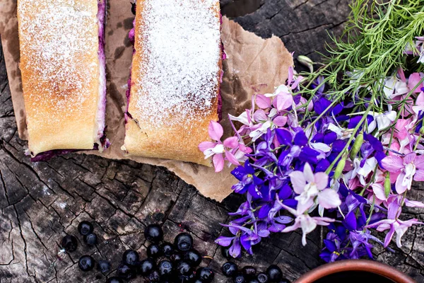 Yaban mersini ile meyveli turta. Pasta, meyveli turta çilek ile.