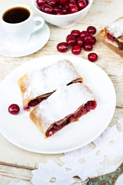 Bir kiraz ile meyveli turta. Vişneli tart.