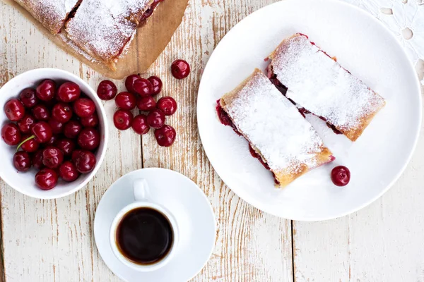 Bir kiraz ile meyveli turta. Vişneli tart.