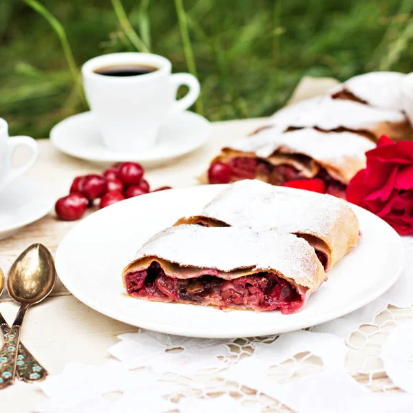 Bir kiraz ile meyveli turta. Vişneli tart.