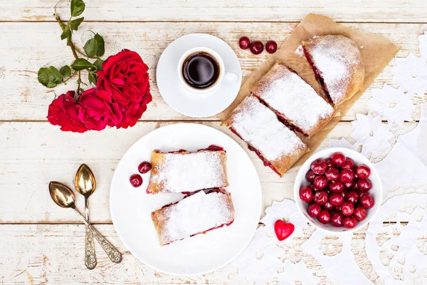 Strudel con ciliegia. Torta di ciliegie . — Foto Stock