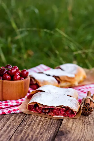 Bir kiraz ile meyveli turta. Vişneli tart.