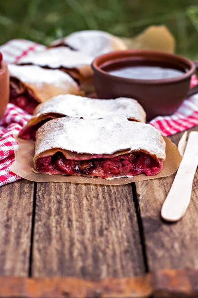 Bir kiraz ile meyveli turta. Vişneli tart.