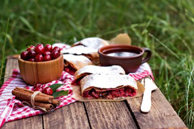 Bir kiraz ile meyveli turta. Vişneli tart.