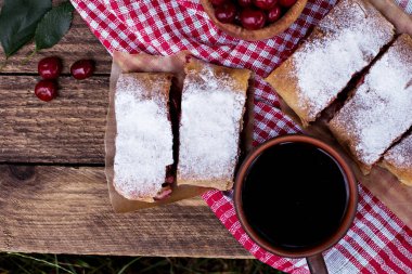 Bir kiraz ile meyveli turta. Vişneli tart.
