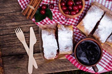 Bir kiraz ile meyveli turta. Vişneli tart.