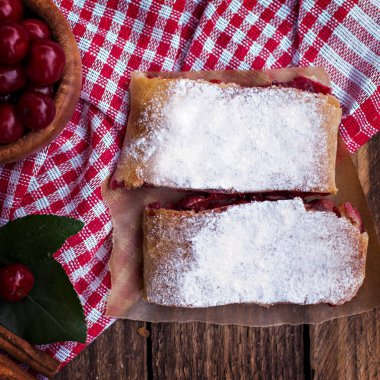 Bir kiraz ile meyveli turta. Vişneli tart.