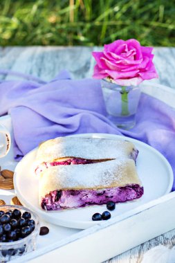 Yaban mersini ile meyveli turta. Pasta, meyveli turta çilek ile.