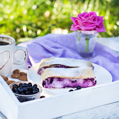 Yaban mersini ile meyveli turta. Pasta, meyveli turta çilek ile.