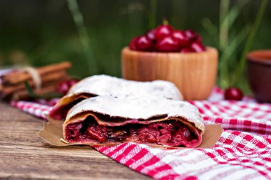 Bir kiraz ile meyveli turta. Vişneli tart.