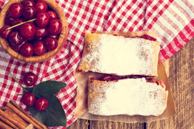 Bir kiraz ile meyveli turta. Vişneli tart.