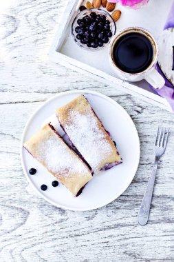 Yaban mersini ile meyveli turta. Pasta, meyveli turta çilek ile.