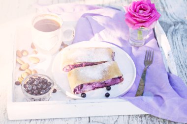 Yaban mersini ile meyveli turta. Pasta, meyveli turta çilek ile.