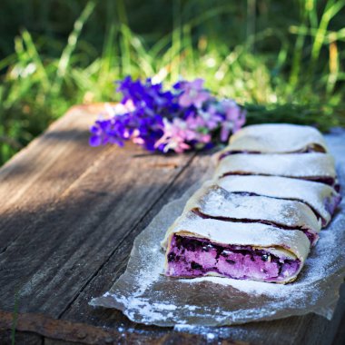Yaban mersini ile meyveli turta. Pasta, meyveli turta çilek ile.
