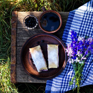 Yaban mersini ile meyveli turta. Pasta, meyveli turta çilek ile.