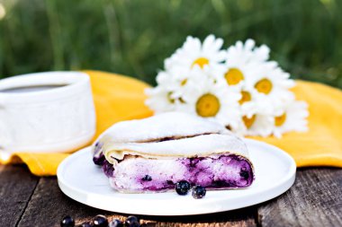 Yaban mersini ile meyveli turta. Pasta, meyveli turta çilek ile.