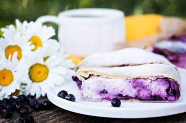 Yaban mersini ile meyveli turta. Pasta, meyveli turta çilek ile.