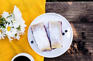 Yaban mersini ile meyveli turta. Pasta, meyveli turta çilek ile.