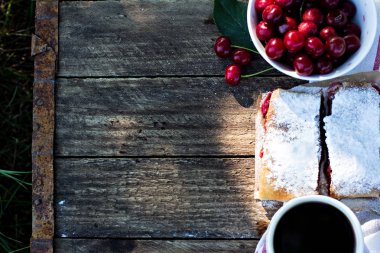 Bir kiraz ile meyveli turta. Vişneli tart.